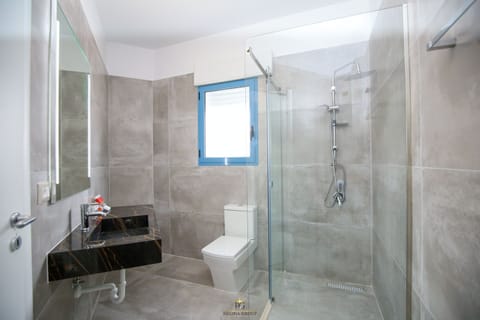 Executive Studio Suite | Bathroom | Slippers, towels