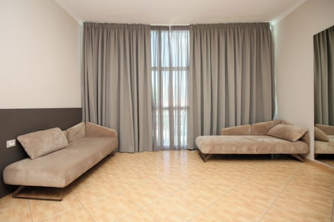 Executive Studio Suite | Minibar, desk, soundproofing, free WiFi