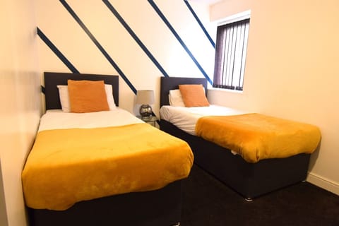 Compact Twin Room | Iron/ironing board, bed sheets, wheelchair access