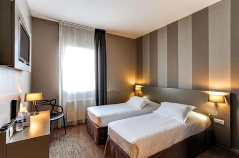 Family Room | Desk, soundproofing, free WiFi, bed sheets