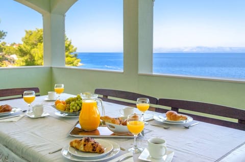 House (Three Bedroom Holiday Home with Sea V) | In-room dining