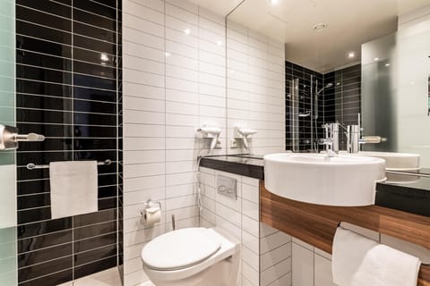 In-room safe, soundproofing, iron/ironing board, free WiFi