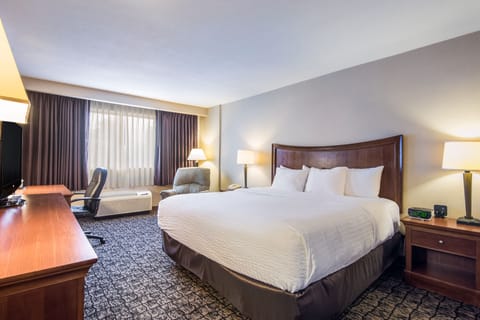 Business Room | Hypo-allergenic bedding available, in-room safe, blackout drapes