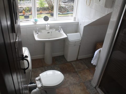 Twin Room, Shared Bathroom | Bathroom