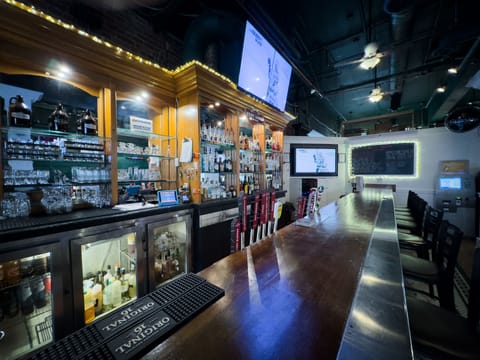 Serves lunch, dinner, and brunch