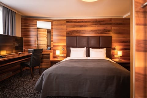 Suite, 2 Bedrooms | Hypo-allergenic bedding, in-room safe, desk, laptop workspace