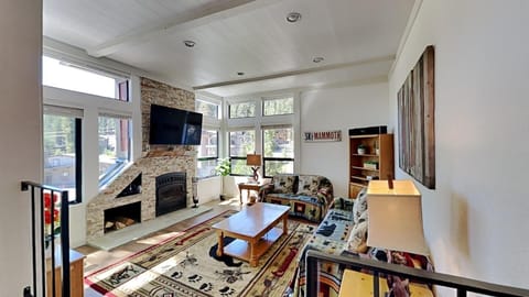 Open and Bright Condo Just Steps to Mammoth Mountain