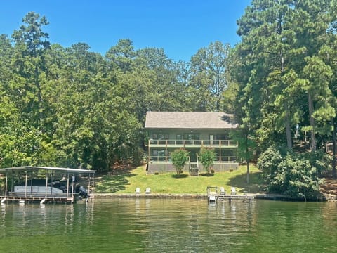 Easy walk to lake from home. Boat dock and swim dock available to use. 