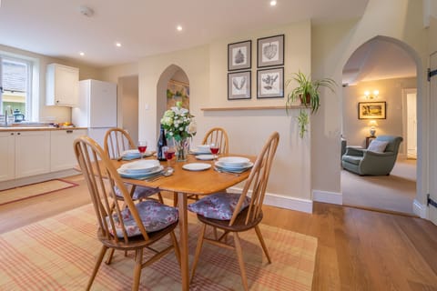 Gothic House Cottage, Clare: Dining area with seating for four guests