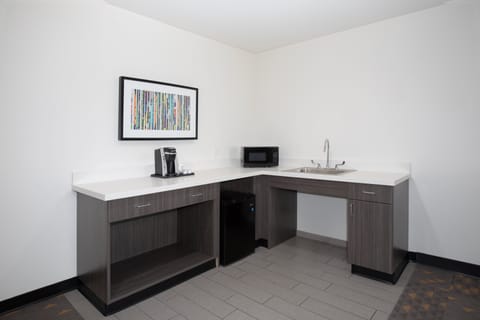 1 bedroom, premium bedding, desk, laptop workspace