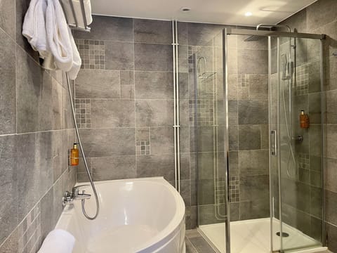 Deluxe Room, Multiple Beds, Non Smoking | Bathroom | Free toiletries, hair dryer, towels, soap