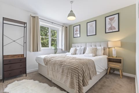 Bedroom 1 has a comfortable zip-link bed which is configured as two single beds by default or can be zipped together to form a king size bed upon request.   Fresh linen and towels are provided.