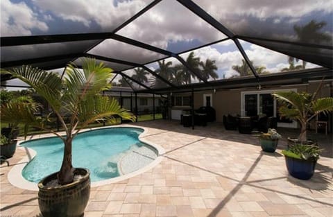 Super Soft Water (Saltwater Pool) with Sunshelf Entry. No harsh chemicals!