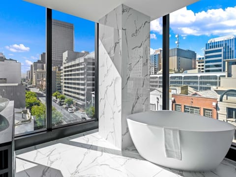 Junior Suite, 1 King Bed, Club Lounge Access | Hypo-allergenic bedding, minibar, in-room safe, laptop workspace