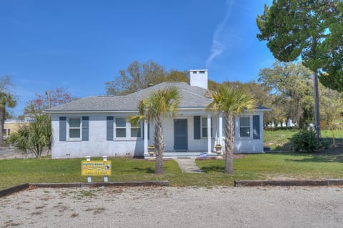 Welcome to Twin Palms Cottage and get ready for a fun-filled week! 
