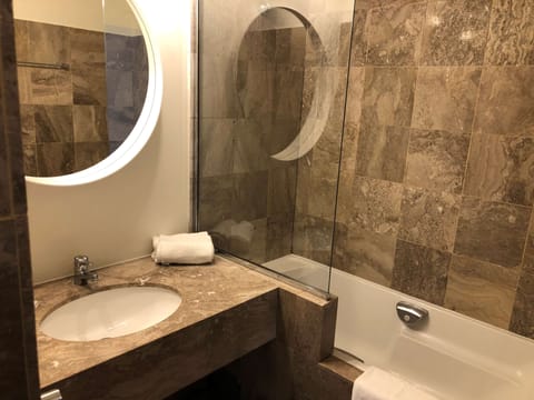 Hydromassage showerhead, free toiletries, hair dryer, towels