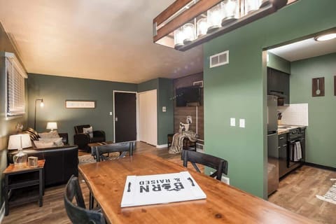 Dining room 
Large table perfect for breakfast and woke space! :)