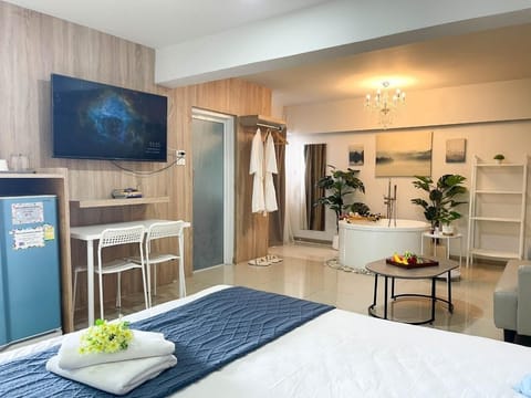 Premium Room, 1 King Bed, Non Smoking, Bathtub | Blackout drapes, free WiFi, bed sheets, wheelchair access