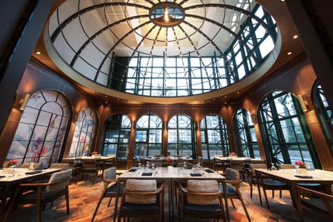 2 restaurants; breakfast, lunch, and dinner served