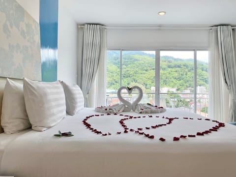 Deluxe Room | Minibar, in-room safe, free WiFi, bed sheets