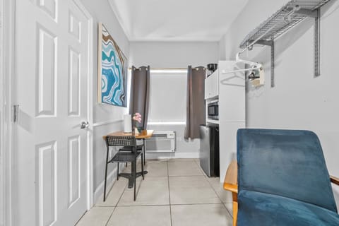 Standard Queen Studio | Microwave