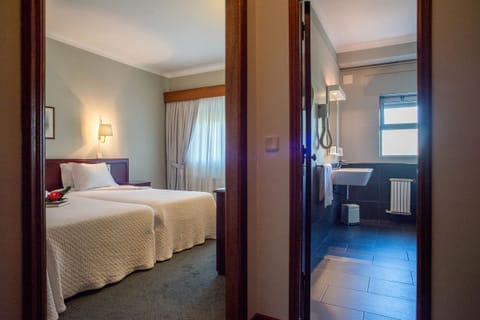 Basic Double or Twin Room, 1 Bedroom, Garden View | Bathroom | Free toiletries, hair dryer, bidet, towels