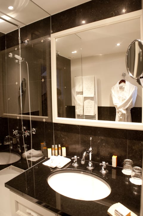 Classic Room | Bathroom | Free toiletries, hair dryer, towels, soap