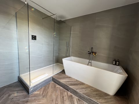 Signature Suite | Bathroom | Combined shower/tub, free toiletries, hair dryer, towels