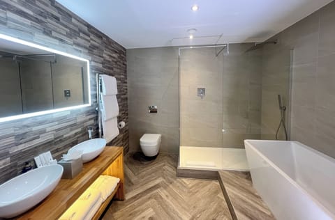 Signature Suite | Bathroom | Combined shower/tub, free toiletries, hair dryer, towels