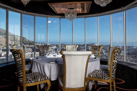 3 restaurants; breakfast, lunch, dinner, and brunch served