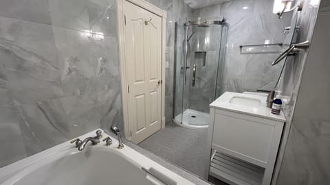 Traditional Room, 1 King Bed | Bathroom | Free toiletries, hair dryer, bathrobes, towels