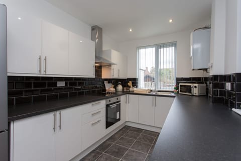 House, Private Bathroom | Shared kitchen