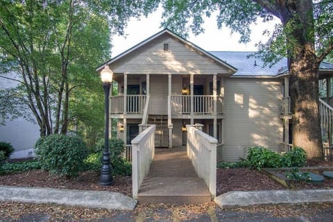 Lower-level end unit, 5-6 stairs to entrance