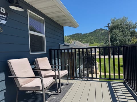 Private patio to relax and enjoy views of Lookout Mountain and Crow Peak!