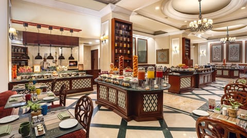2 restaurants; breakfast, lunch, dinner, and brunch served