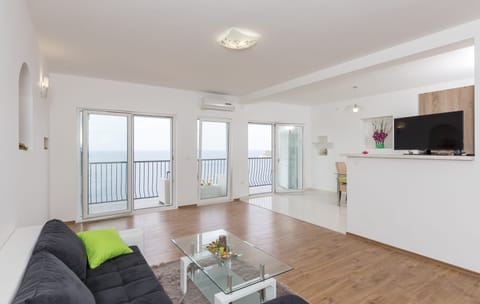 Apartment (One-Bedroom Apartment with Balcony) | Living room | TV