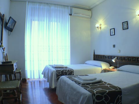 Basic Double or Twin Room, Ensuite, City View