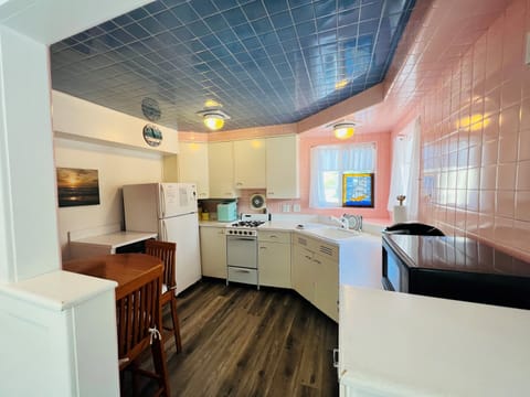 Deluxe Double Room, Ensuite, Courtyard View (Galien Suite) | Shared kitchen