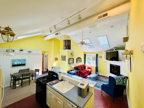 Superior Triple Room, Ensuite (Captain Whittaker ) | Shared kitchen