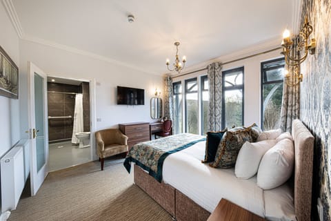 Classic Double or Twin Room | Pillowtop beds, desk, iron/ironing board, free WiFi