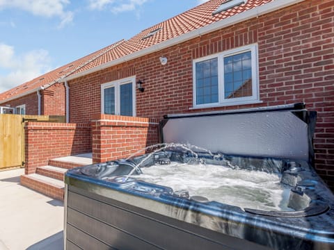 Hot tub | 6 Dawson Park - Marian Avenue Properties, Mablethorpe