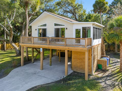 Welcome to "Keep Palm"! This charming 2-bed, 2-bath beach retreat is ready for your perfect getaway. Enjoy easy access and a vibrant coastal atmosphere.