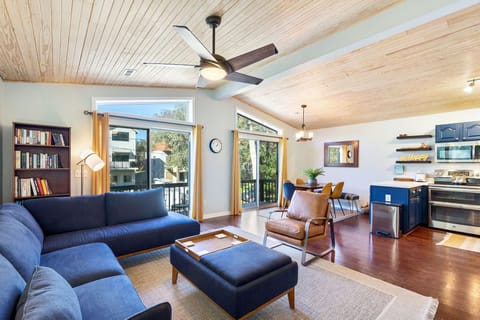 Welcome to "Keep Palm"! This charming 2-bed, 2-bath beach retreat is ready for your perfect getaway. Enjoy easy access and a vibrant coastal atmosphere.