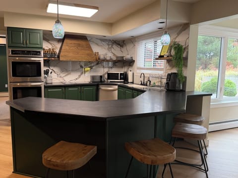 Doubleoven kitchen connected to dinning area.Paper towel,dishsoap & pod provided