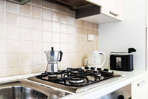 Apartment, 1 Bedroom | Private kitchenette | Microwave, oven