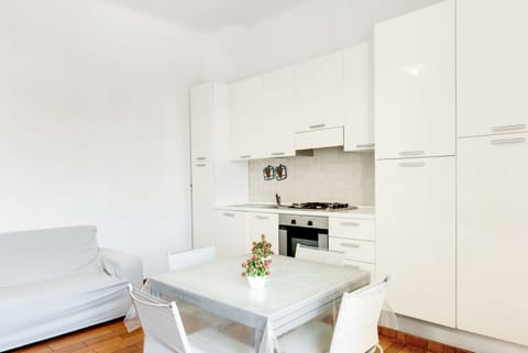 Apartment, 1 Bedroom | Private kitchenette | Microwave, oven