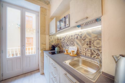 Apartment, 1 Bedroom | Private kitchenette | Fridge, microwave, coffee/tea maker