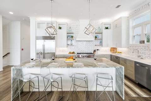 2nd Floor Fully Equipped Kitchen with Eat-in-Bar (4 Barstools)