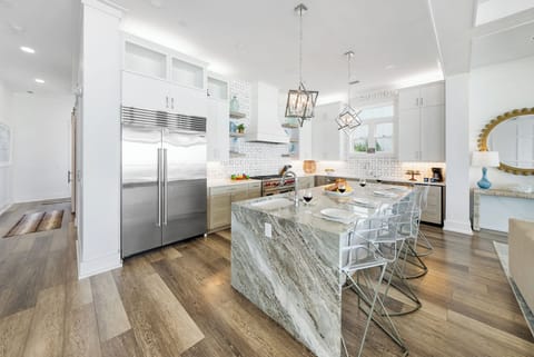 2nd Floor Fully Equipped Kitchen with Eat-in-Bar (4 Barstools)