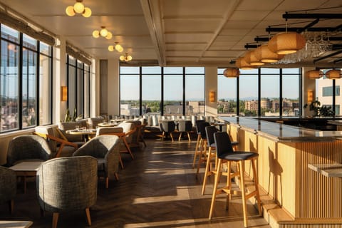 4 restaurants; breakfast, lunch, dinner, and brunch served